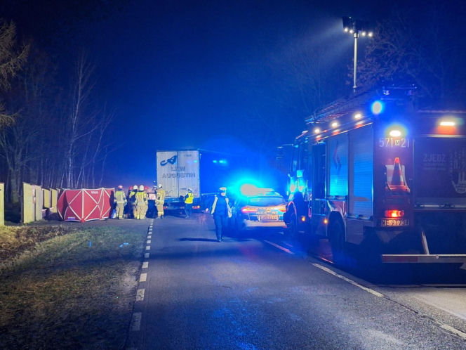Tragedia pod Płońskiem. DK50 zablokowana po zderzeniu ciężarówki i osobówek. Jedna osoba nie żyje