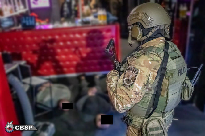 Afera w klubach go-go w kraju. Wśród oskarżonych policjanci i tancerki