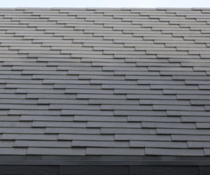 Płytki z włóknocementu i moduły z metalu - imitują łupkowe pokrycie