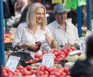 Małgorzata Wassermann na zakupach na bazarku w Krakowie