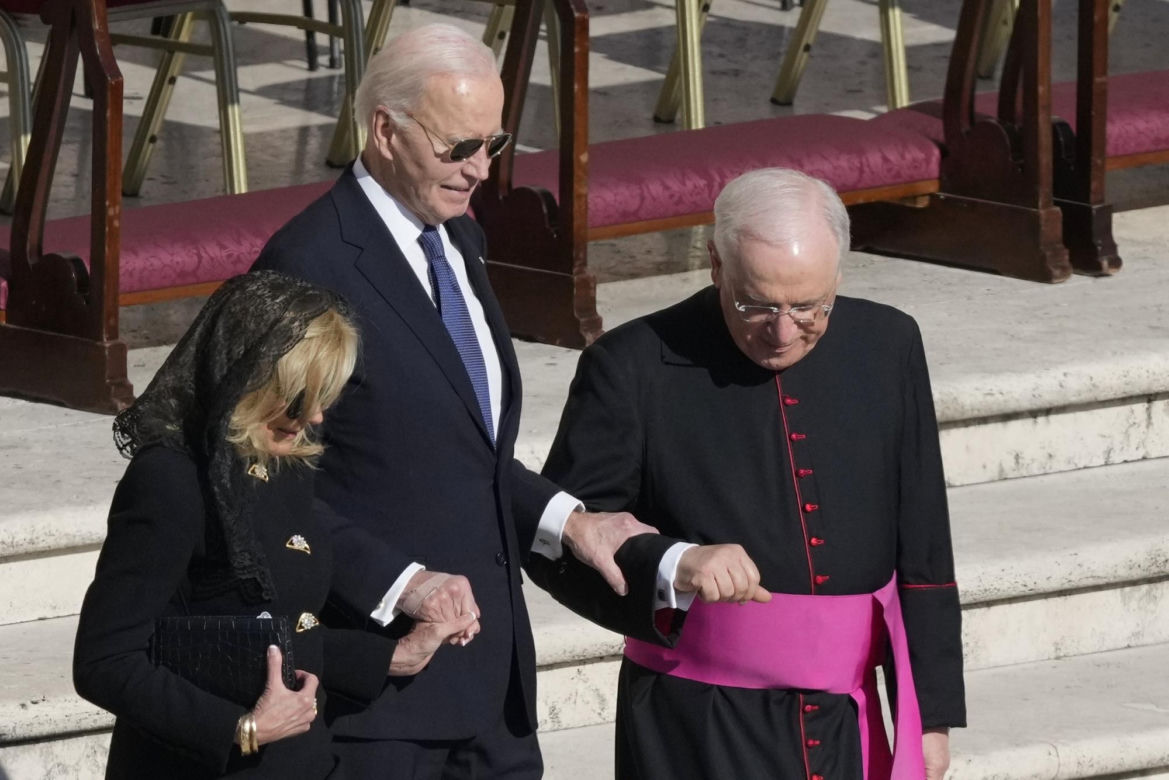 Gafy polityków na pogrzebie papieża Franciszka! Telefony i stroje