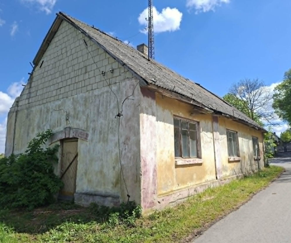 Stary, niszczejący budynek przy drodze w Mirogonowicach. O historii tej wsi przeczytasz w serwisie Eska Kielce.