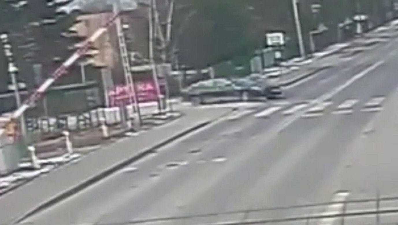 Slalomem po przejeździe kolejowym. Wszystko na oczach policji