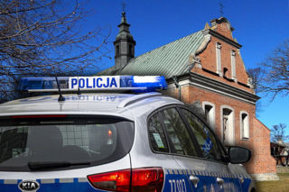 Zwłoki młodego mężczyzny w łóżku wikarego! Umorzyli postępowanie, ale to nie koniec