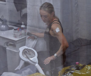Posłanka Gajewska jadła sushi i robiła paznokcie
