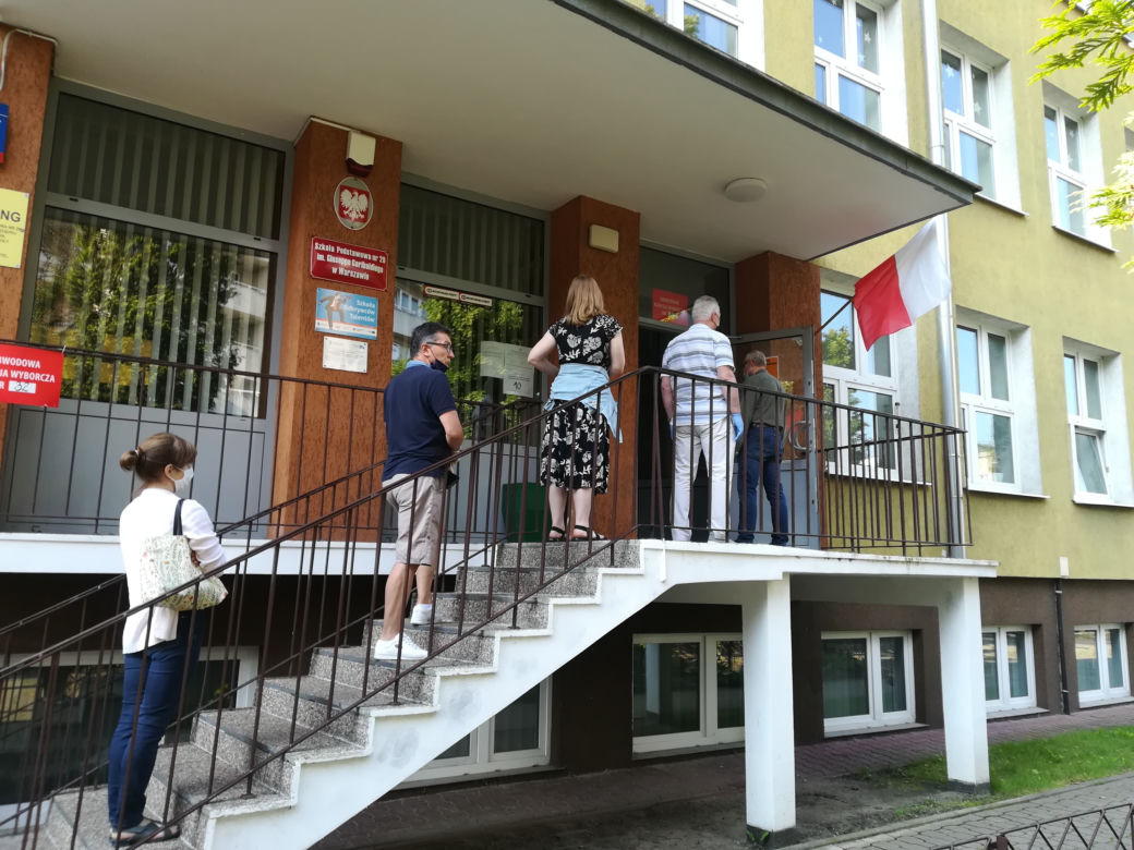 Kolejka do lokalu wyborczego na warszawskim Powiślu