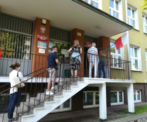 Kolejka do lokalu wyborczego na warszawskim Powiślu