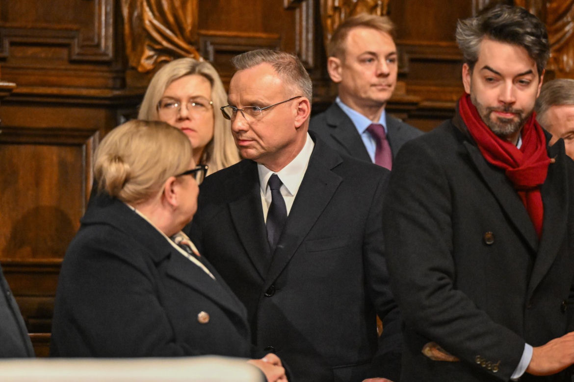 Kaczyński ściśnięty w tłoku pod pomnikiem smoleńskim