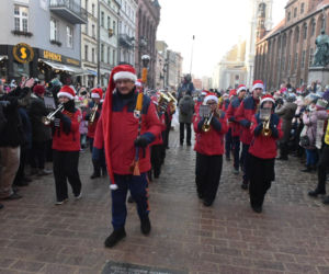 Orszak Trzech Króli 2026 w Toruniu. Zdjęcia z samego serca starówki