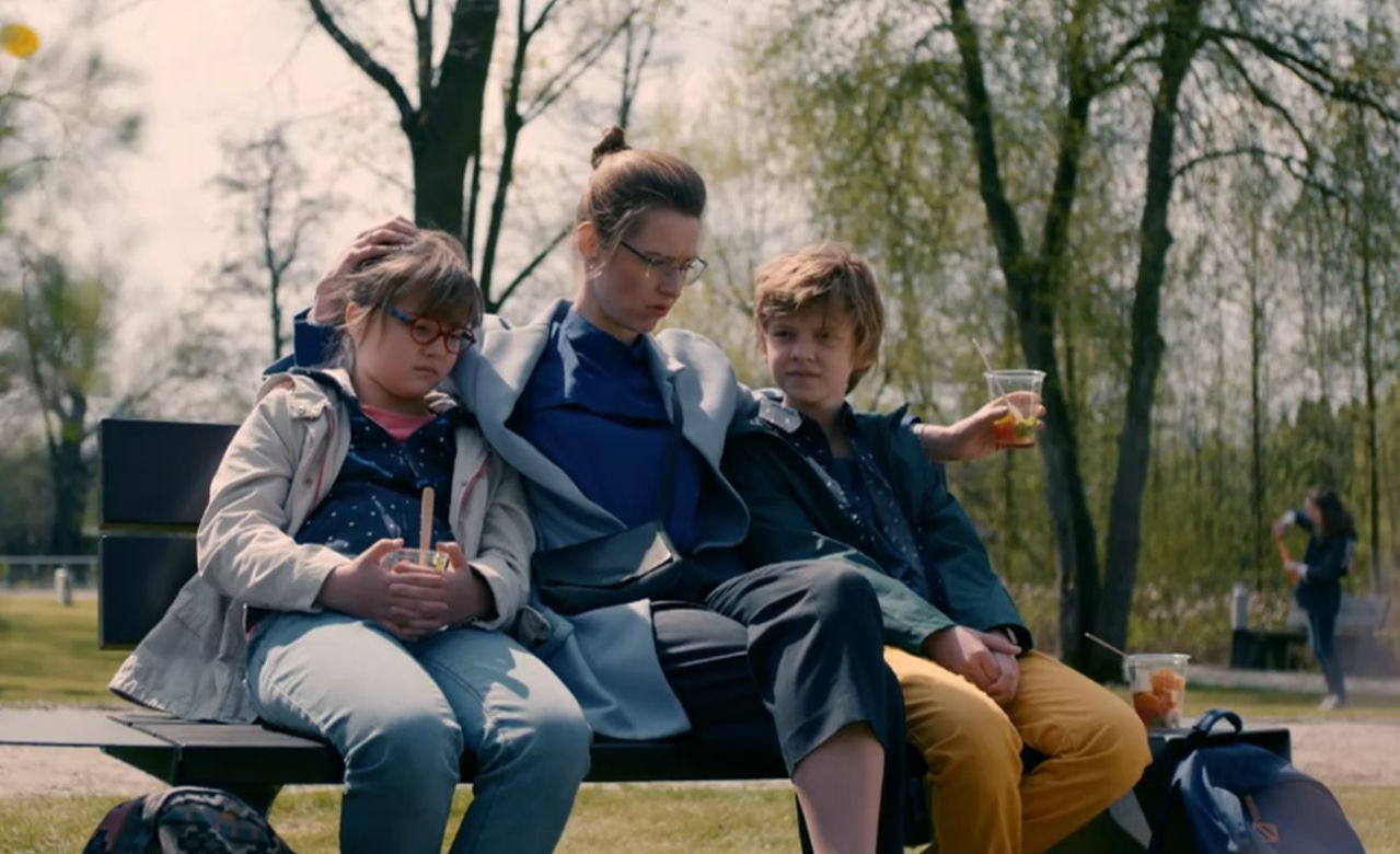 BrzydUla 2, odcinek 146. Julka (Maria Włodkowska), Kuba (Jakub Rutkowski), Ula (Julia Kamińska)