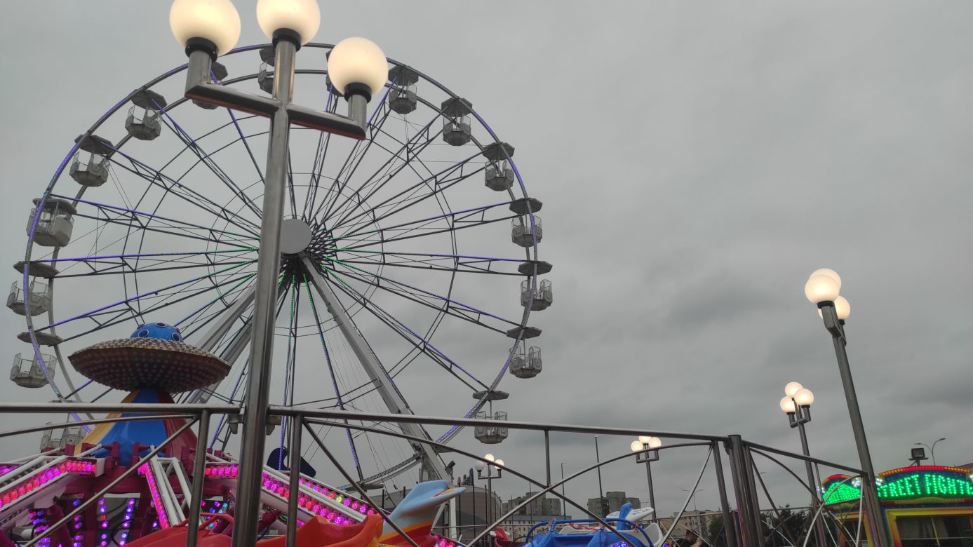 Białystok. Na osiedlu Zielone Wzgórza rozstawił się lunapark