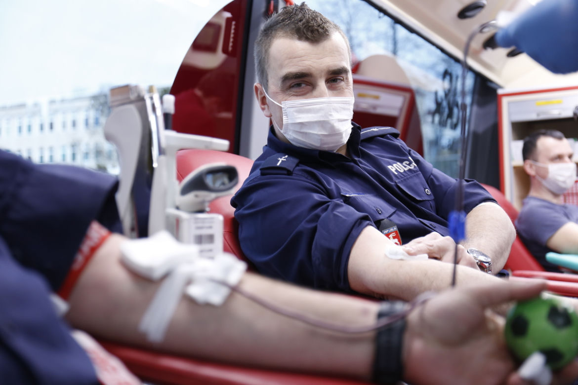 Akcja krwiodawstwa przed komendą wojewódzką. Policjanci oddali blisko 10 litrów krwi! 