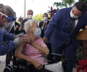 Seniorzy poczekają na szczepionki