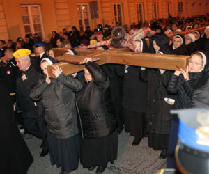 Centralna Droga Krzyżowa przeszła ulicami stolicy. „Było ponad 10 tysięcy ludzi”