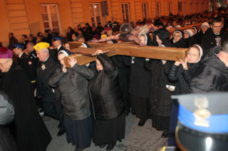 Centralna Droga Krzyżowa przeszła ulicami stolicy. „Było ponad 10 tysięcy ludzi”