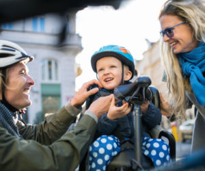 Płacz przy zapinaniu fotelika rowerowego. Co przeszkadza dziecku?