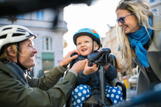 Płacz przy zapinaniu fotelika rowerowego. Co przeszkadza dziecku?
