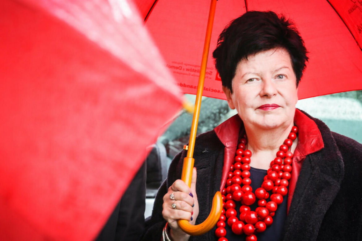  Joanna Senyszyn w czerwonych koralach  
