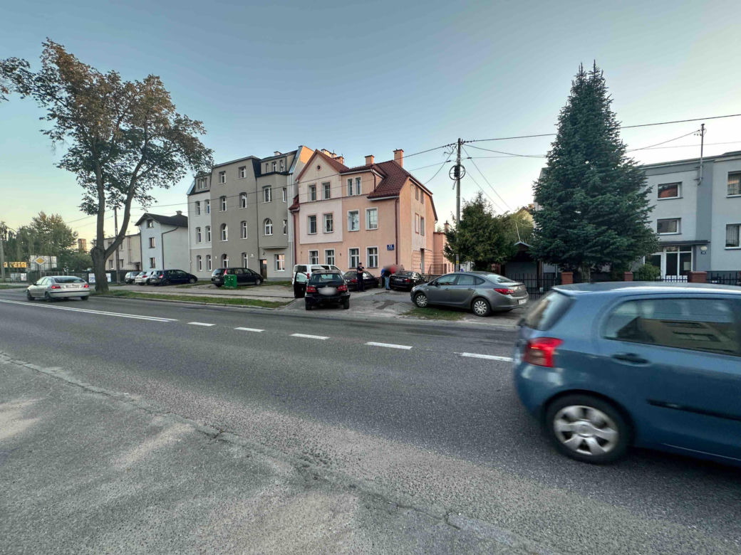 Pijany policjant w BMW staranował mercedesa