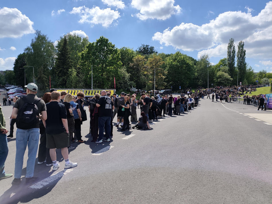 Długie kolejki i tłum fanów przed koncertem Metaliki