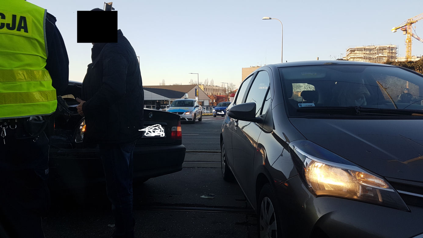 Kierowca BMW zderzył się z tramwajem! Poważne utrudnienia!