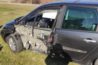 Wyprzedzanie nie wyszło. Luksusowym BMW skasował Renault i skosił słup