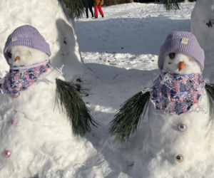 Rodzina bałwanów w Lublinie. Państwo Wrońscy zbudowali zimowy hit osiedla