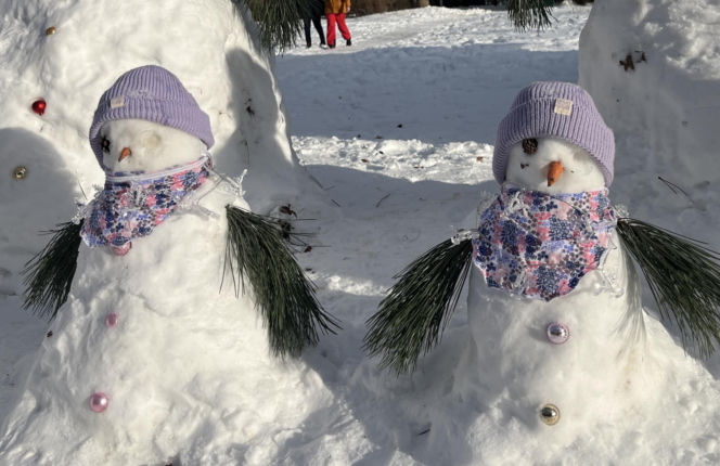 Rodzina bałwanów w Lublinie. Państwo Wrońscy zbudowali zimowy hit osiedla