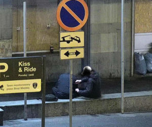 Poznań: Pijany mężczyzna siedział na murku. Zrobili mu coś strasznego