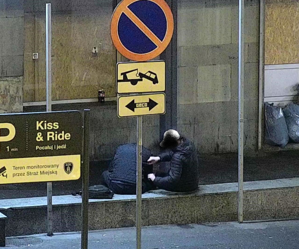 Poznań: Pijany mężczyzna siedział na murku. Zrobili mu coś strasznego