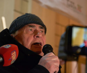 Lublin solidarny z Gdańskiem. Setki osób przed ratuszem