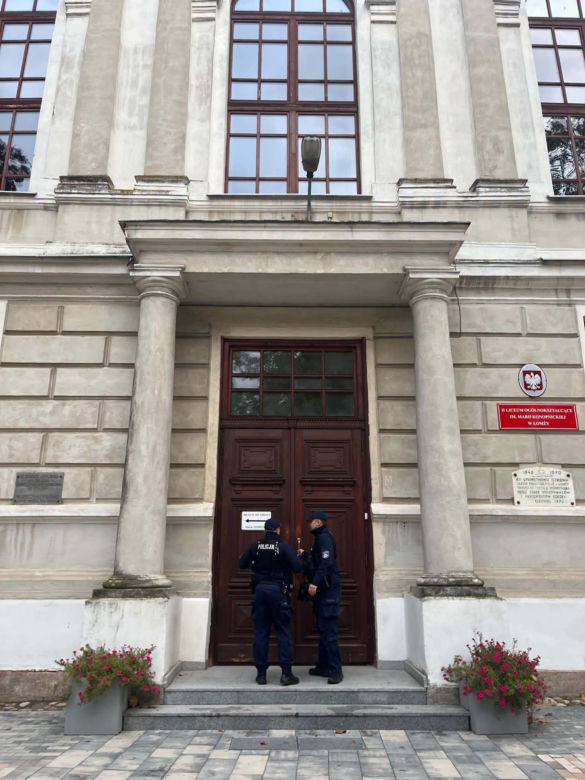 Radiowozy przed szkołami w Podlaskiem. Policja uspokaja rodziców i uczniów