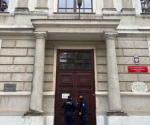 Radiowozy przed szkołami w Podlaskiem. Policja uspokaja rodziców i uczniów