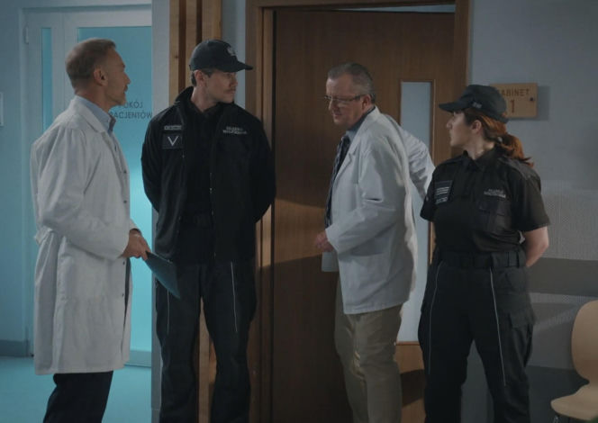 M jak miłość, odcinek 1893. Lekarz Magdy (Dariusz Dobkowski), Andrzej Budzyński(Krystian Wieczorek)