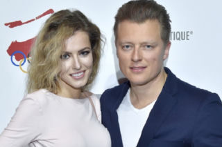 Była narzeczona Rafała Brzozowskiego kusi w rozpiętej koszuli. Wszyscy zobaczyli nagie piersi modelki