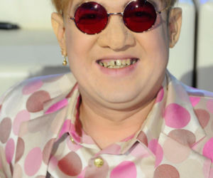 Paweł Tucholski jako Elton John