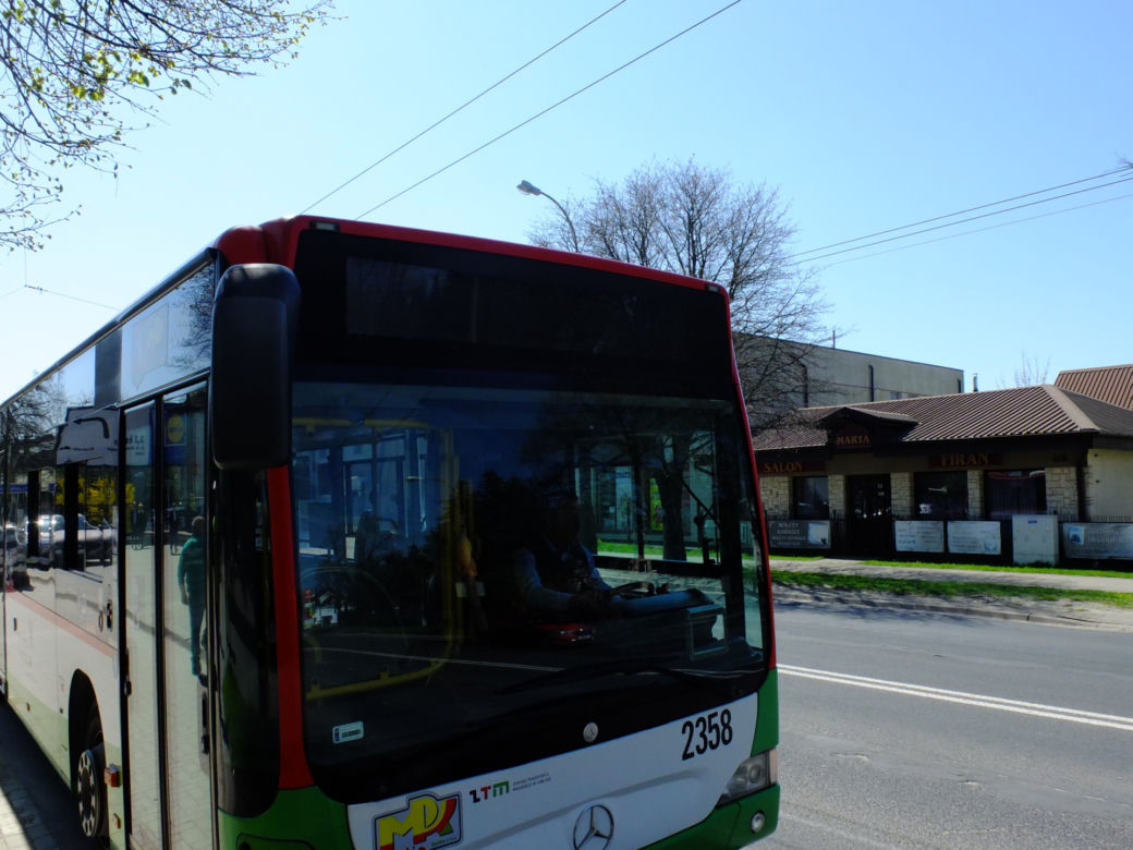 Lublin. Darmowy autobus dowozi wiernych pod drzwi kościoła. Pomysł proboszcza to HIT!