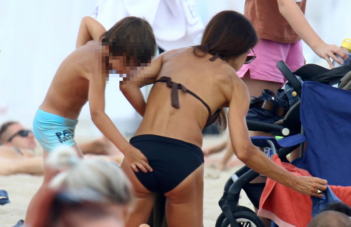 Marta Kaczyńska na plaży z synkiem