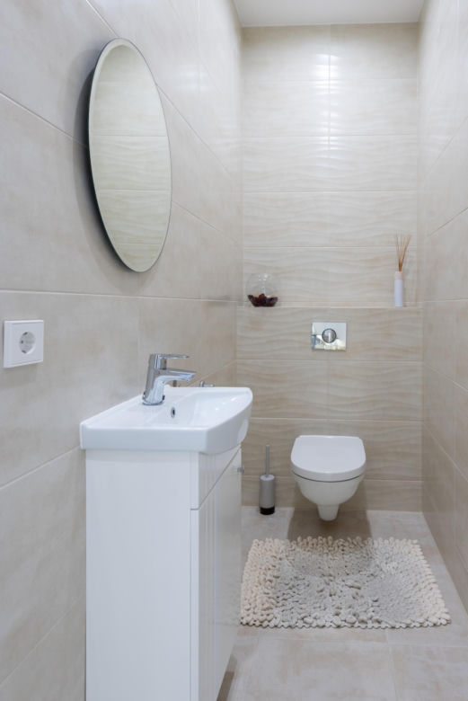 Jak urządzić małą toaletę? Bardzo małe WC w bloku - nowoczesne aranżacje