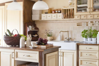 Bielone meble w kuchni: modne przetarcia w stylu shabby chic