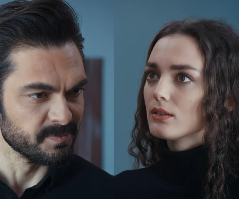 Yaman spogląda na Nanę, która patrzy w bok z zamyśleniem. Mężczyzna ma ciemne włosy i brodę, a kobieta długie, kręcone włosy. Oboje ubrani są na czarno. Scena z serialu Dziedzictwo, gdzie Yaman okłamie Nanę przed zaręczynami. Więcej informacji znajdziesz na Super Seriale.