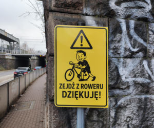 Nowe tablice pod wiaduktem garwolińskim zastąpiły znaki zniszczone przez wandali