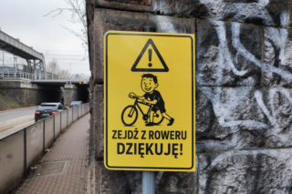 Nowe tablice pod wiaduktem garwolińskim zastąpiły znaki zniszczone przez wandali