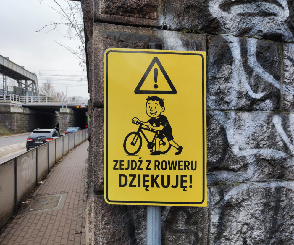Nowe tablice pod wiaduktem garwolińskim w Siedlcach przypominają rowerzystom o pierwszeństwie pieszych