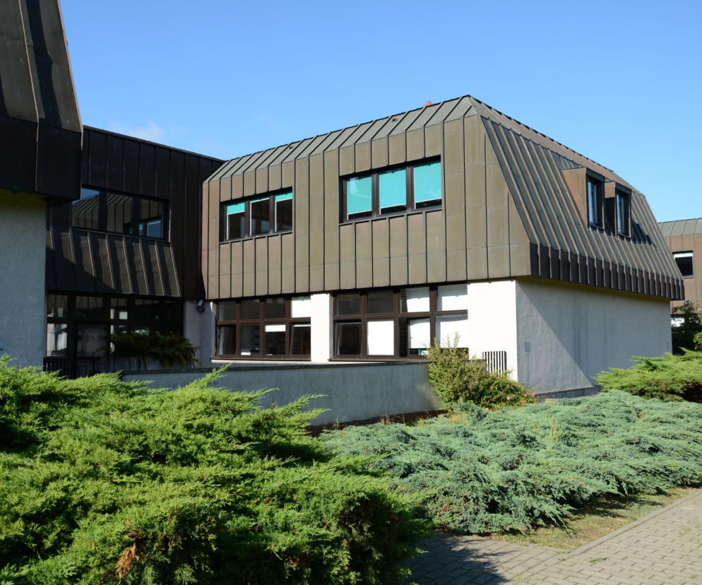 Rektor UKSW przejął mieszkanie 88-latki? Ks. Czekalski grzmi po materiale TVN i zapowiada kroki prawne