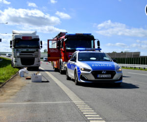Wypadek na S8. Dostawczak wbił się w ciężarówkę