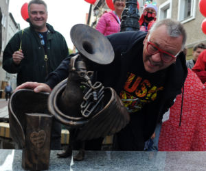 Jerzy Owsiak odłonił w Kołobrzegu figurkę poświęconą WOŚP