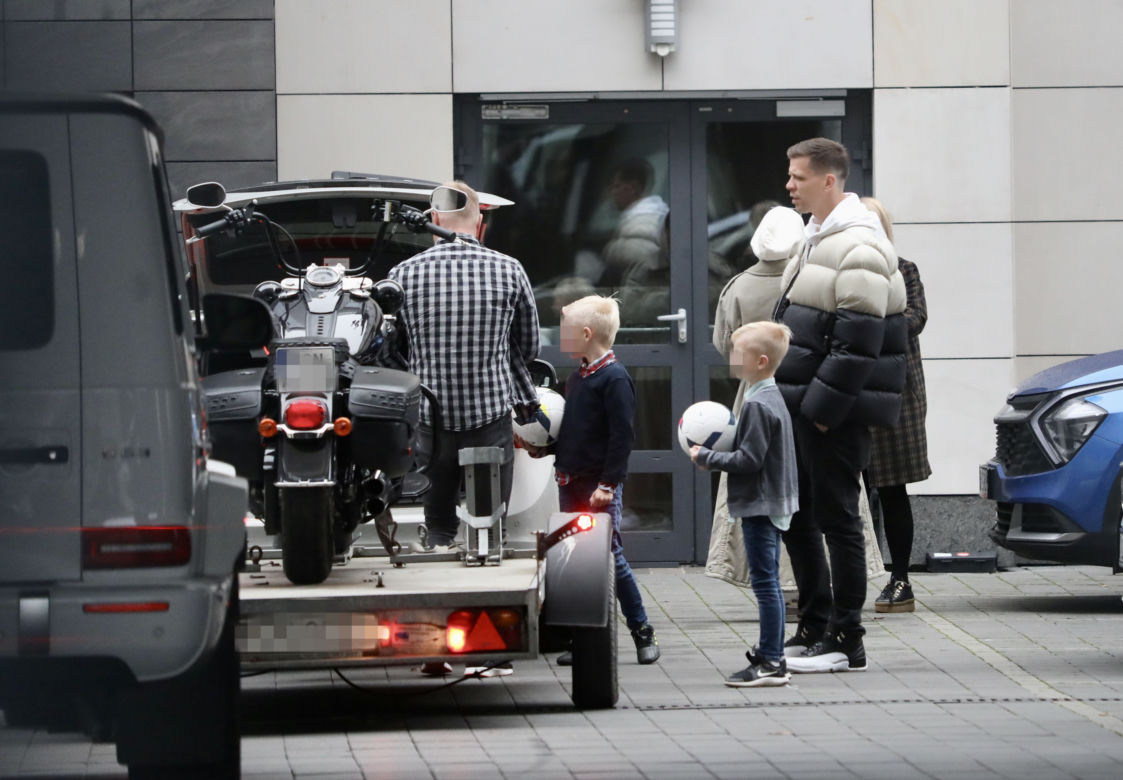 Wojciech Szczęsny żegna się z żoną Mariną