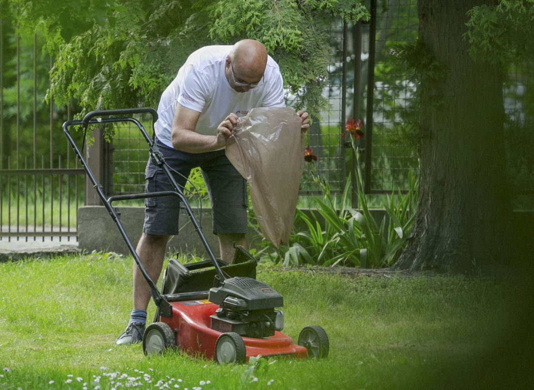 Alvin Gajadhur podczas letnich porządków
