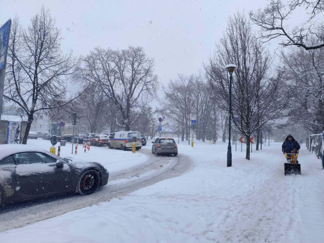 Atak zimy w Krakowie. Miasto sparaliżowane, IMGW ostrzega